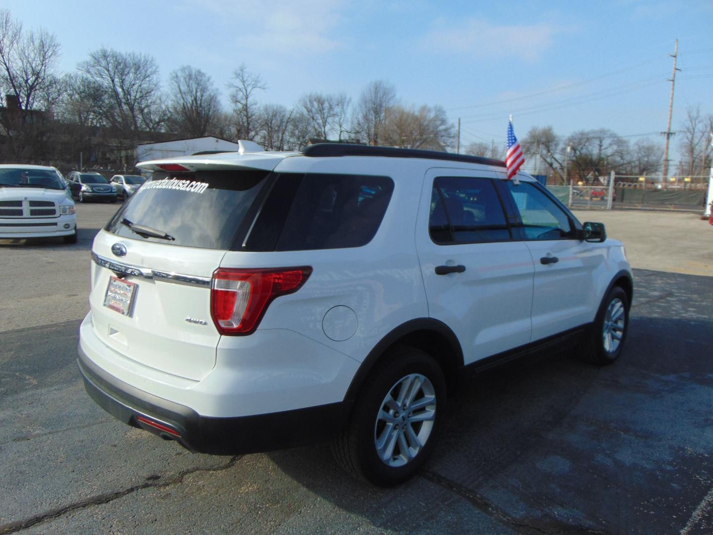 2017 White Ford Explorer (1FM5K8B8XHG) with an V6 3.5 Liter engine, Auto, 6-Spd SelectShift transmission, located at 2105 Dixie Hwy, Louisville, KY, 40210, (502) 772-3333, 38.220932, -85.795441 - Photo#11